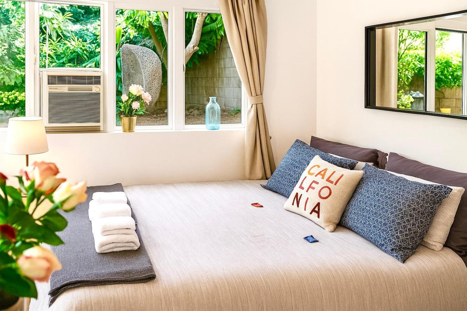 Guest house Hollywood Hills With Tree-top Views Outdoor Patio And Garden Los Angeles
